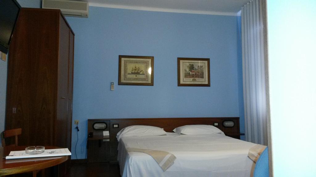 Hotel Mariani Ези Номер фото