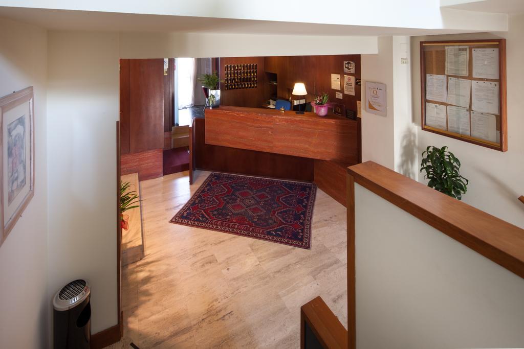 Hotel Mariani Ези Экстерьер фото