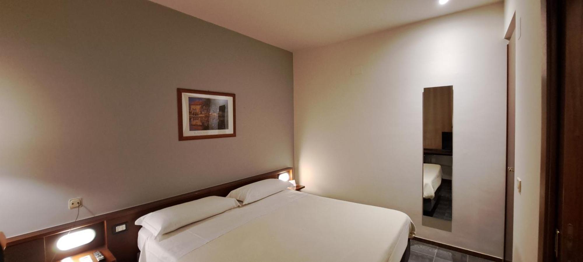 Hotel Mariani Ези Экстерьер фото
