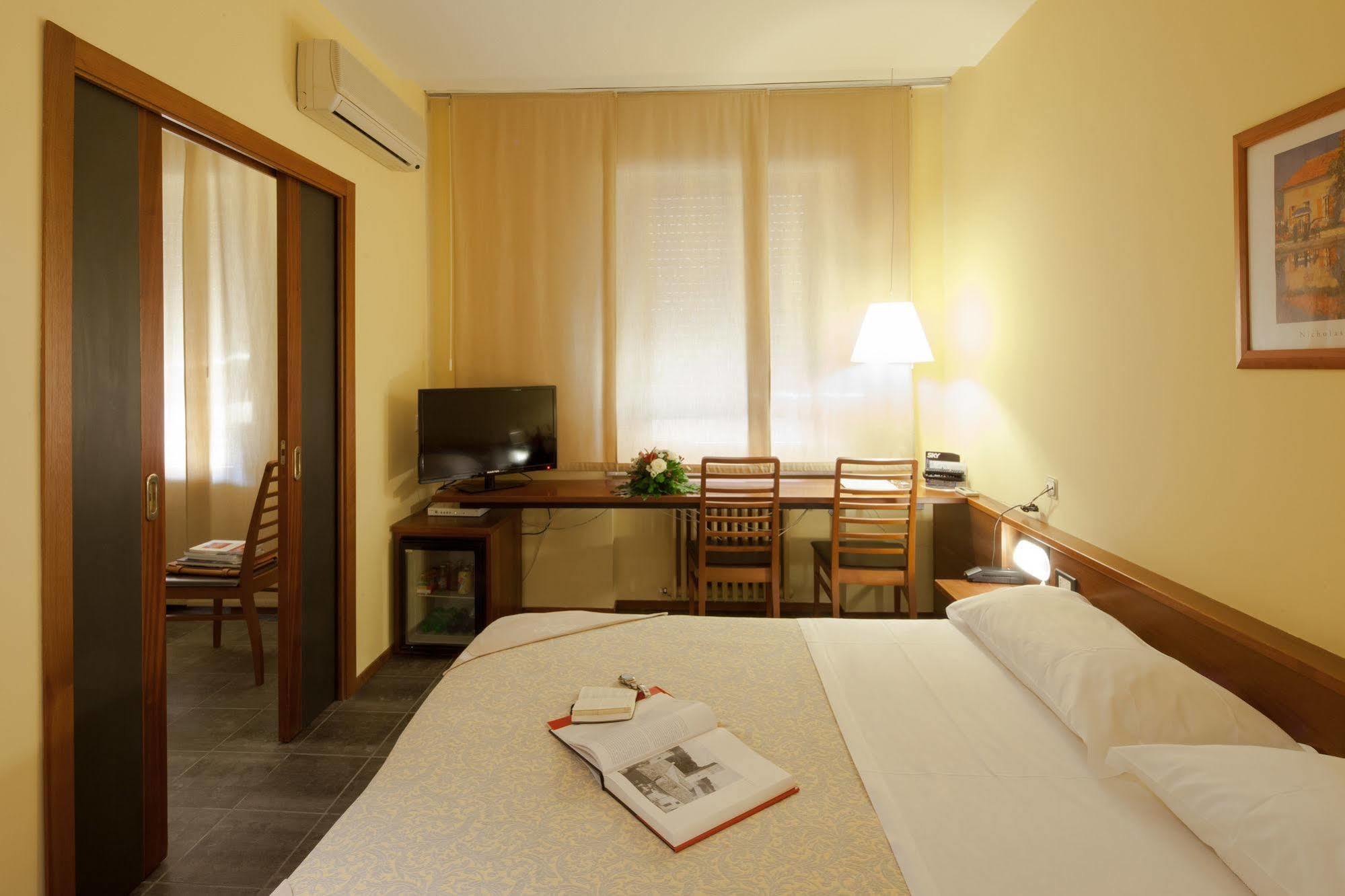 Hotel Mariani Ези Экстерьер фото