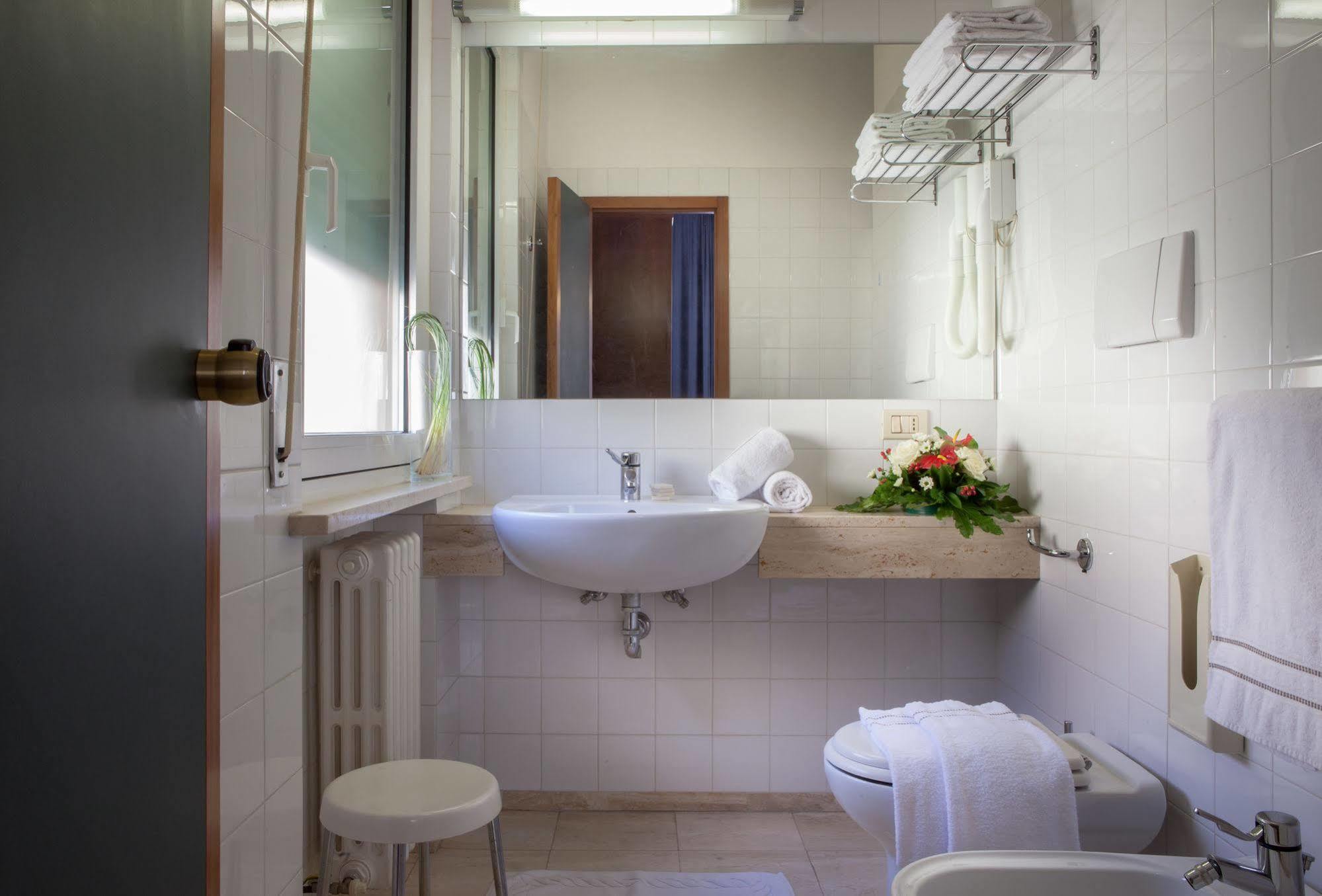 Hotel Mariani Ези Экстерьер фото