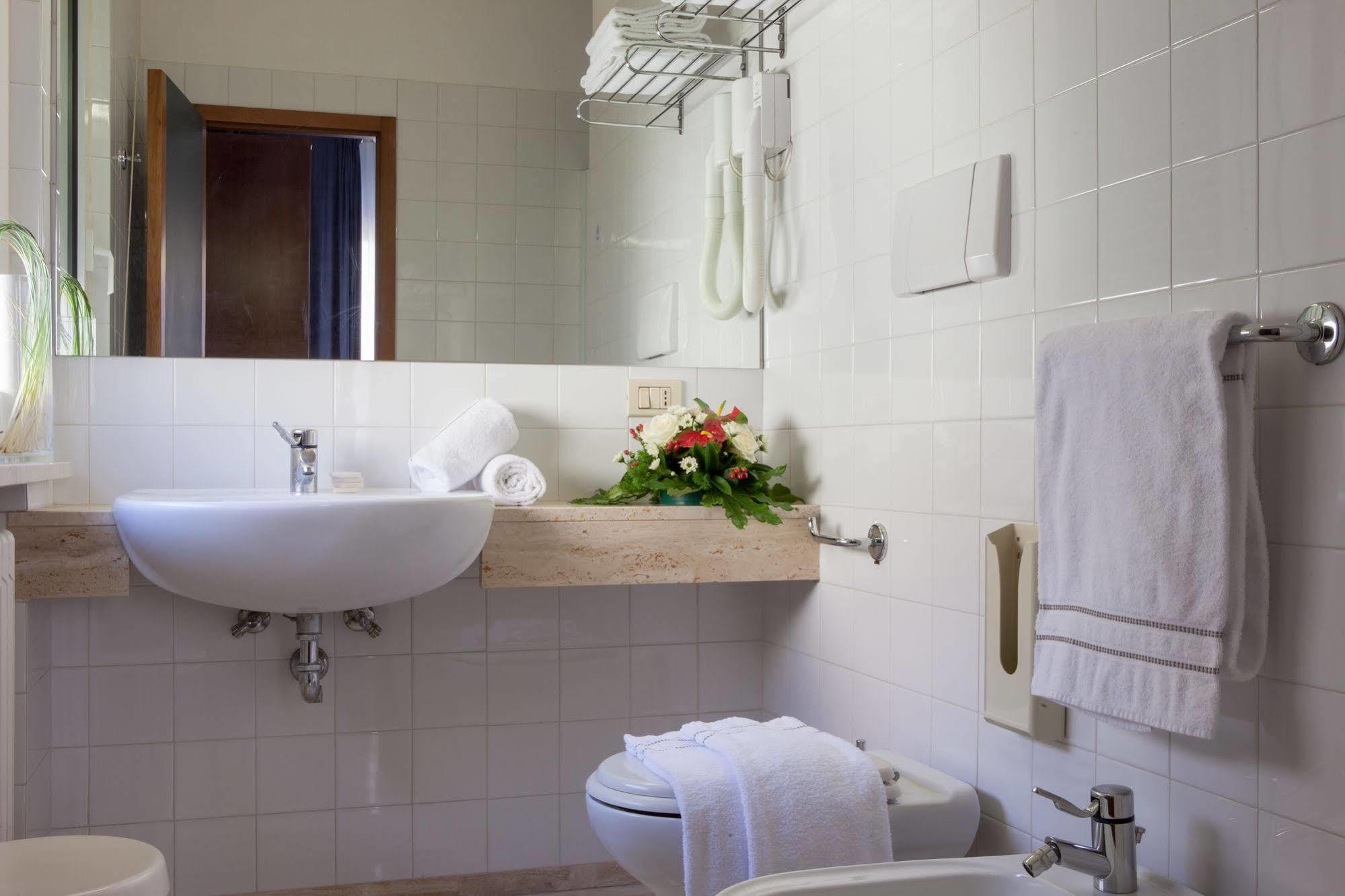 Hotel Mariani Ези Экстерьер фото