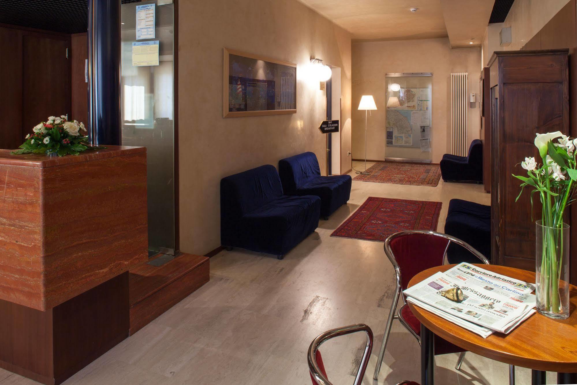 Hotel Mariani Ези Экстерьер фото