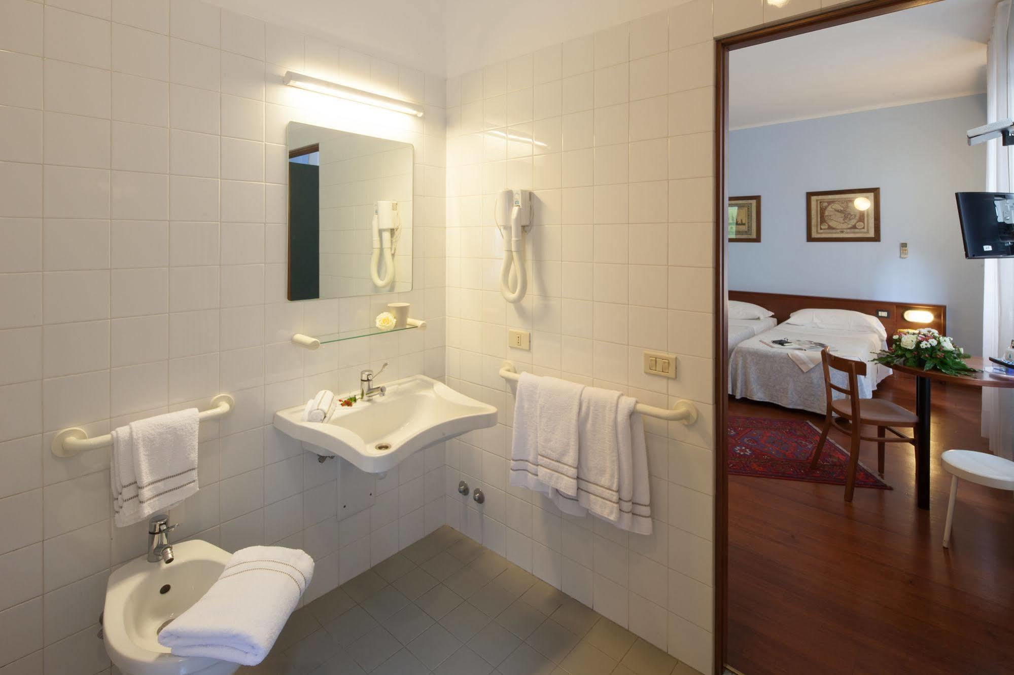 Hotel Mariani Ези Экстерьер фото