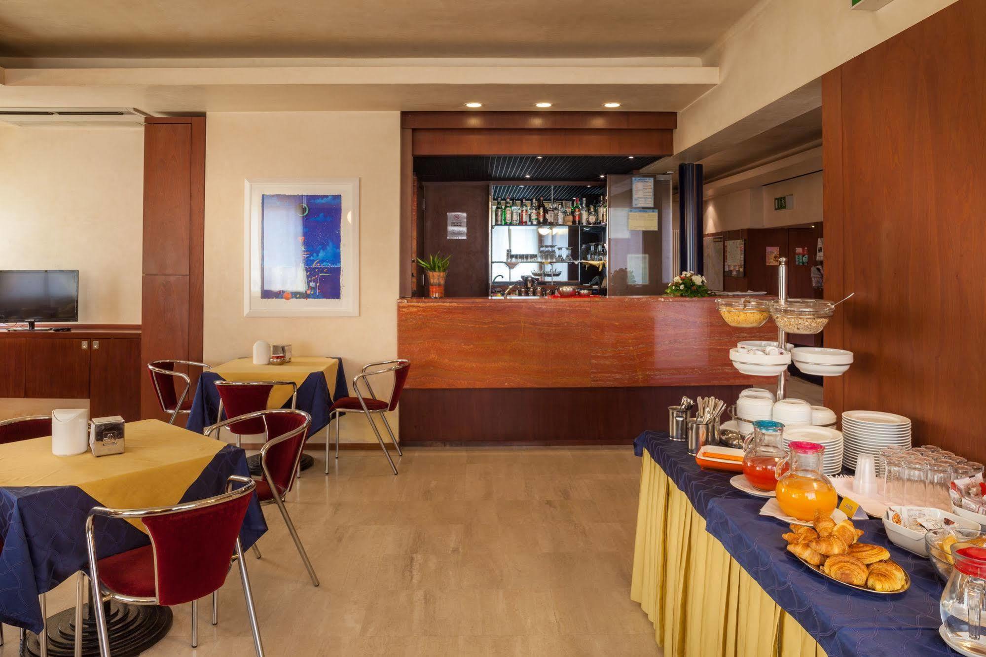 Hotel Mariani Ези Экстерьер фото