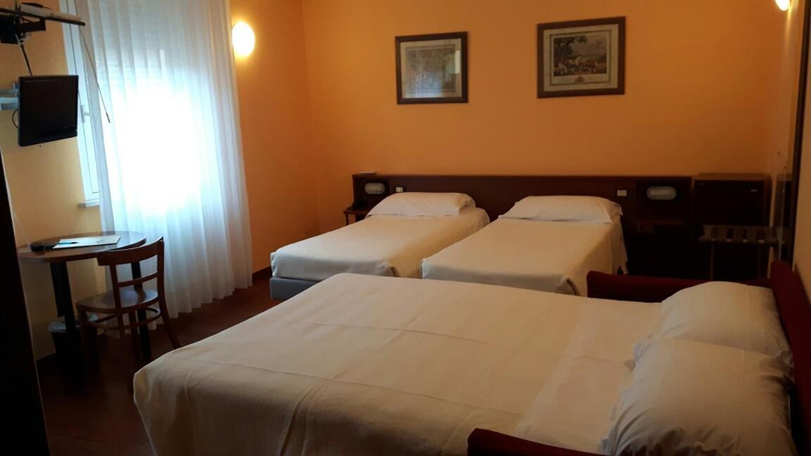 Hotel Mariani Ези Экстерьер фото